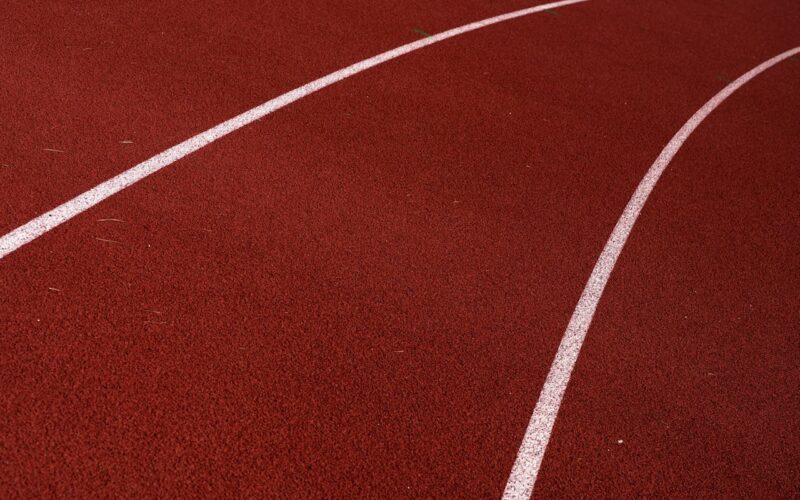 Hoe richt je een complete atletiekbaan efficiënt in?